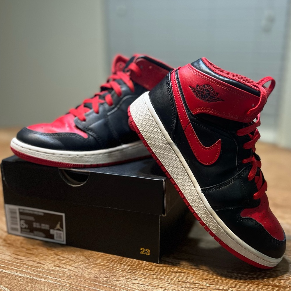 Big kid Nike Air Jordan mid in red & black size 5Y